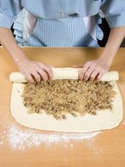Приготовление блюда по рецепту - Кишмишиани (рулеты с изюмом). Шаг 2