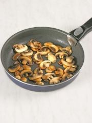 Приготовление блюда по рецепту - Говядина с перцем и грибами. Шаг 2