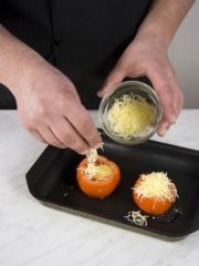 Приготовление блюда по рецепту - Яичница в помидорах. Шаг 3