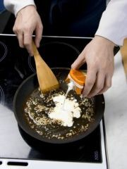 Приготовление блюда по рецепту - Чкмерули цицила (жареный цыпленок под сливочным соусом). Шаг 4