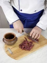 Приготовление блюда по рецепту - Мясо в горшочках с овощами. Шаг 1