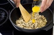 Приготовление блюда по рецепту - Праздничный пирог с курицей и грибами. Шаг 9