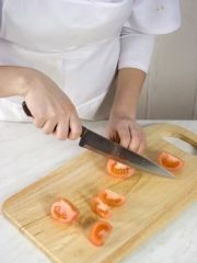 Приготовление блюда по рецепту - Тушеная тыква с помидорами. Шаг 2