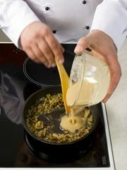 Приготовление блюда по рецепту - Деруны с грибным соусом. Шаг 6