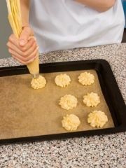 Приготовление блюда по рецепту - Заварные пирожные с вишневым кремом. Шаг 1