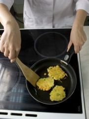 Приготовление блюда по рецепту - Оладьи с креветками и луком. Шаг 4
