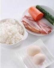 Приготовление блюда по рецепту - жареный рис с яйцом и беконом. Шаг 1