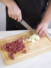 Приготовление блюда по рецепту - Мясной суп-гуляш. Шаг 1