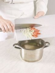 Приготовление блюда по рецепту - Уха с помидорами. Шаг 3