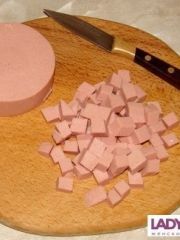 Приготовление блюда по рецепту - горячие бутерброды с колбасой и сыром. (2). Шаг 3