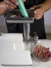 Приготовление блюда по рецепту - Мясной рулет с луком и яйцом. Шаг 1