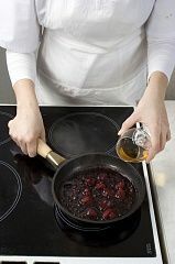 Приготовление блюда по рецепту - Блинчики с ягодами. Шаг 4