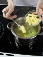 Приготовление блюда по рецепту - Щи из свежей капусты. Шаг 3