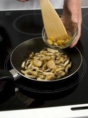 Приготовление блюда по рецепту - Волованы с грибами и осетриной. Шаг 3