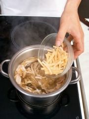 Приготовление блюда по рецепту - Суп-лапша домашняя с курицей и грибами. Шаг 3