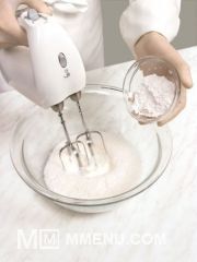 Приготовление блюда по рецепту - Мюсли с йогуртом и кремом. Шаг 3