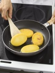 Приготовление блюда по рецепту - Мчади (кукурузные лепешки). Шаг 2