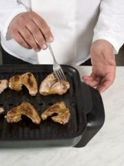 Приготовление блюда по рецепту - Куриные крылышки гриль (2). Шаг 3