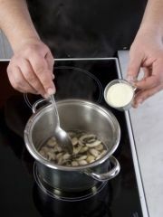 Приготовление блюда по рецепту - Грибной суп с манной крупой. Шаг 3