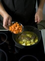 Приготовление блюда по рецепту - Рагу из говядины. Шаг 3