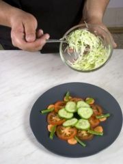 Приготовление блюда по рецепту - Салат из овощей с фасолью. Шаг 2