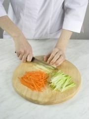 Приготовление блюда по рецепту - Салат из редьки с луком и морковью. Шаг 4