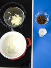 Приготовление блюда по рецепту - Овсяная каша с яблоком и изюмом. Шаг 3