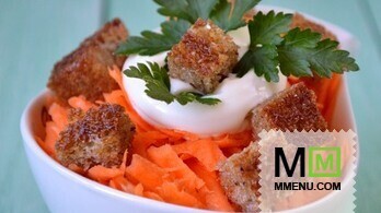 Салат из моркови с гренками