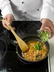 Приготовление блюда по рецепту - Сардельки с овощами. Шаг 4