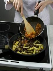 Приготовление блюда по рецепту - Керсус (баранина жареная с картофелем). Шаг 5