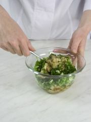 Приготовление блюда по рецепту - Салат из баклажанов, жаренных на вертеле. Шаг 6