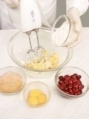 Приготовление блюда по рецепту - Кекс с вишней и кокосом. Шаг 1