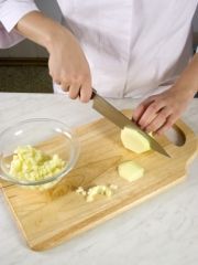 Приготовление блюда по рецепту - Сухарный пудинг с яблоками. Шаг 2