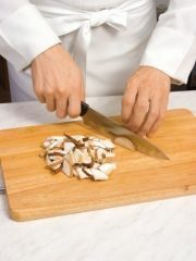 Приготовление блюда по рецепту - Говядина, фаршированная грибами и орехами. Шаг 1