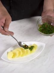 Приготовление блюда по рецепту - Картофельный салат с помидорами и огурцами. Шаг 2