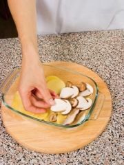 Приготовление блюда по рецепту - Картофельная запеканка с грибами и чесноком. Шаг 2