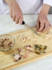 Приготовление блюда по рецепту - Пицца с морепродуктами. Шаг 2