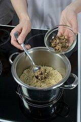 Приготовление блюда по рецепту - Каша с грибами. Шаг 6