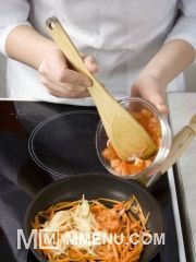 Приготовление блюда по рецепту - Капустная запеканка с сёмгой. Шаг 3