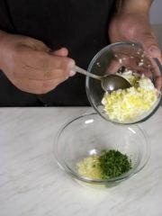 Приготовление блюда по рецепту - Мясной рулет с луком и яйцом. Шаг 2