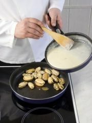 Приготовление блюда по рецепту - Мукляд (мидии в луковом соусе). Шаг 4