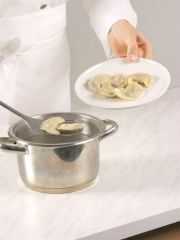 Приготовление блюда по рецепту - Суп из вишен с варениками. Шаг 3