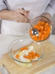 Приготовление блюда по рецепту - Запеканка из творога с тыквой. Шаг 3