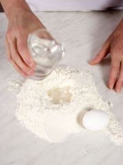 Приготовление блюда по рецепту - Штрудель со свежими вишнями и фундуком. Шаг 1