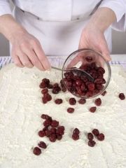 Приготовление блюда по рецепту - Штрудель со свежими вишнями и фундуком. Шаг 3