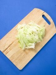 Приготовление блюда по рецепту - Зеленый салат с сыром и кедровыми орехами. Шаг 1
