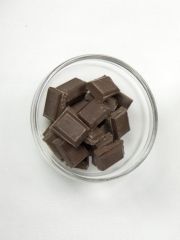 Приготовление блюда по рецепту - Слоеные пирожки с шоколадом и сливами. Шаг 2