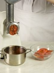 Приготовление блюда по рецепту - Цицибели (помидоры, консервированные с луком, по-грузински). Шаг 1