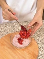 Приготовление блюда по рецепту - Крем творожный с клубникой (2). Шаг 3