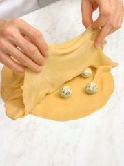 Приготовление блюда по рецепту - Пельмени с сыром и зеленью. Шаг 3